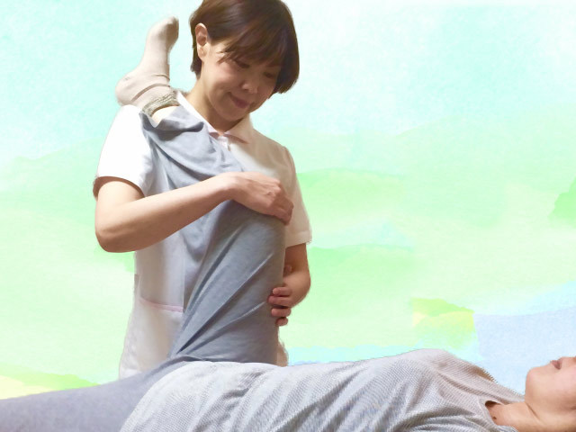 腰痛、膝痛、肩こり改善の福岡県福岡市にある整体院の整体師による腰痛の施術風景